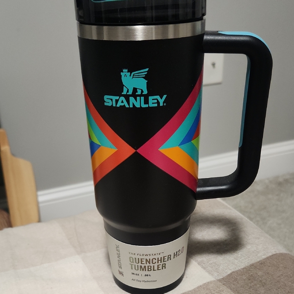 Stanley Quencher H2.0 Tumbler - Black with Vibrant Geometric Pattern